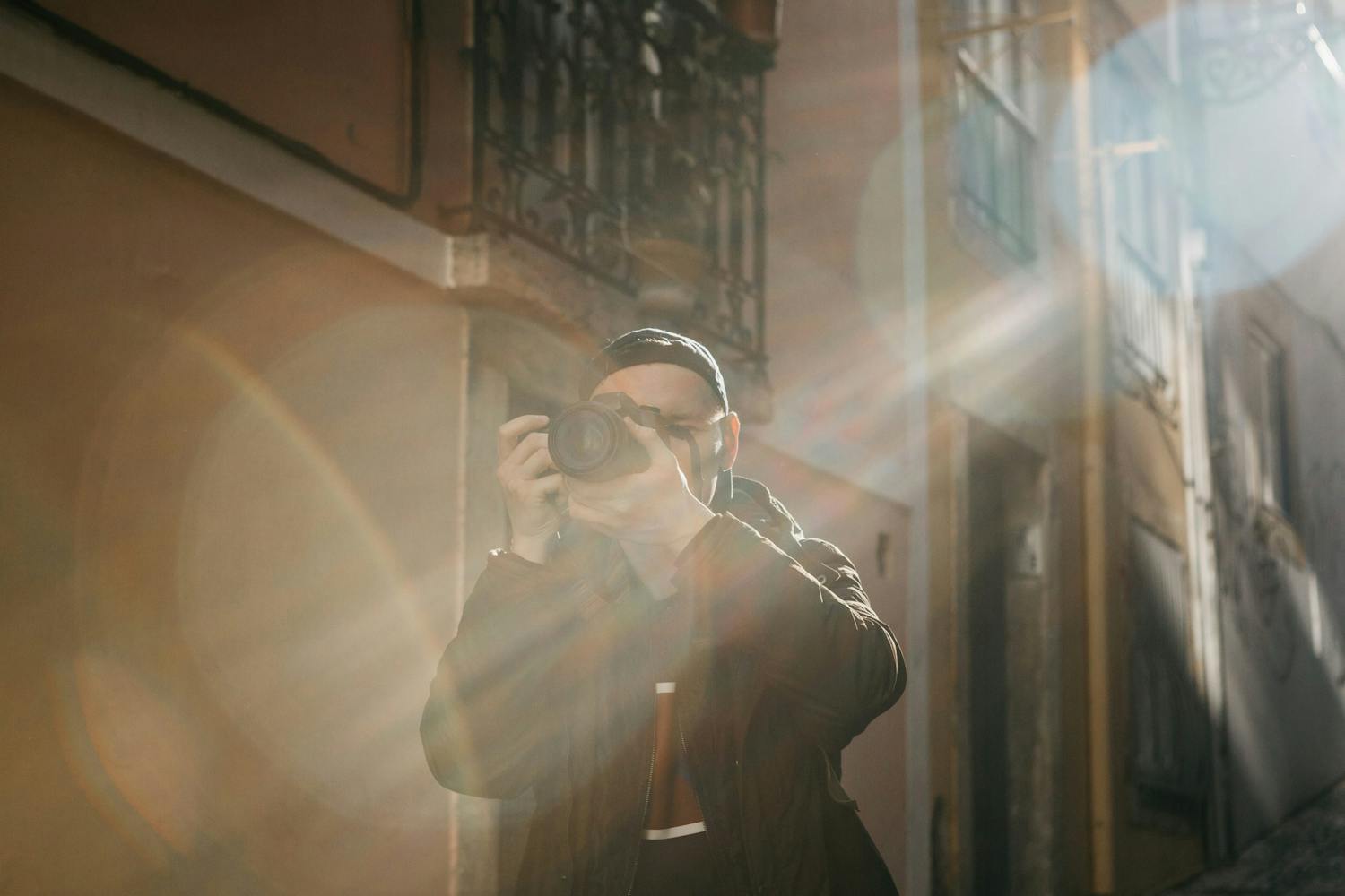 Mand fotograferer gadefotos.